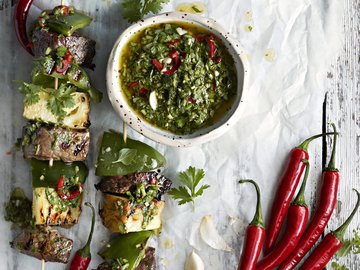 Argentiinalainen yrttikastike chimicurri sopii niin kasviksille kuin lihalle ja kalalle.