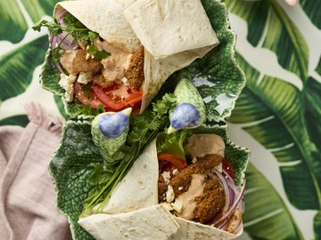 Herkulliset tortillat täytetään rapeilla vegesuikaleilla, fetalla, kasviksilla ja paprikamajoneesilla.