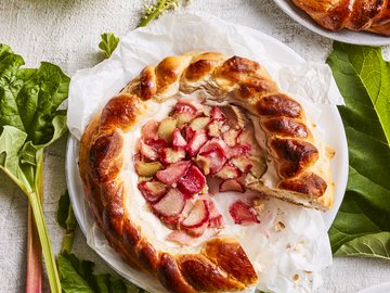 Pienet pyöreät raparperipiirakat saavat kauniit lettireunat. Yhdestä pyörylästä riittää kahdelle tai kolmelle herkuttelijalle.